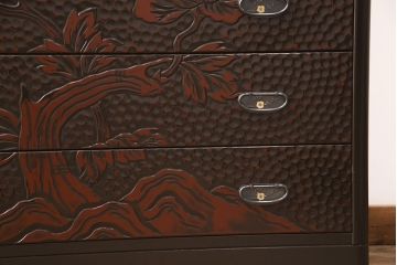 箪笥を2つのチェストにリメイク!上段は引き戸部分とその下2段の引き出しを利用。台座と脚を取り付け。上段の残りと下段は分割部分を固定してチェストに。いずれもヒノキ無垢材の天板を取り付けて、本体に馴染むよう着色。