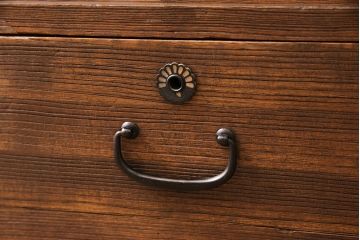 3段重ね桐箪笥を2つのローボードとチェストにリメイク!上段の引き戸は組子ガラスをはめ込み、引手を交換。木製脚を取り付け。中段はフラップダウン扉に変更。下段は木製脚を付けてチェストに。いずれも天板を取り付け、オーク系に着色仕上げ。
