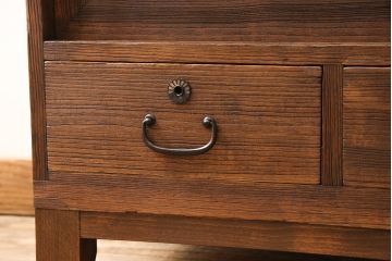 3段重ね桐箪笥を2つのローボードとチェストにリメイク!上段の引き戸は組子ガラスをはめ込み、引手を交換。木製脚を取り付け。中段はフラップダウン扉に変更。下段は木製脚を付けてチェストに。いずれも天板を取り付け、オーク系に着色仕上げ。