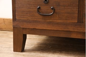 3段重ね桐箪笥を2つのローボードとチェストにリメイク!上段の引き戸は組子ガラスをはめ込み、引手を交換。木製脚を取り付け。中段はフラップダウン扉に変更。下段は木製脚を付けてチェストに。いずれも天板を取り付け、オーク系に着色仕上げ。