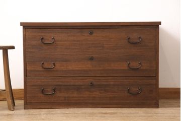3段重ね桐箪笥を2つのローボードとチェストにリメイク!上段の引き戸は組子ガラスをはめ込み、引手を交換。木製脚を取り付け。中段はフラップダウン扉に変更。下段は木製脚を付けてチェストに。いずれも天板を取り付け、オーク系に着色仕上げ。