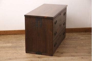 3段重ね桐箪笥を2つのローボードとチェストにリメイク!上段の引き戸は組子ガラスをはめ込み、引手を交換。木製脚を取り付け。中段はフラップダウン扉に変更。下段は木製脚を付けてチェストに。いずれも天板を取り付け、オーク系に着色仕上げ。