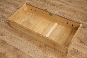 3段重ね桐箪笥を2つのローボードとチェストにリメイク!上段の引き戸は組子ガラスをはめ込み、引手を交換。木製脚を取り付け。中段はフラップダウン扉に変更。下段は木製脚を付けてチェストに。いずれも天板を取り付け、オーク系に着色仕上げ。