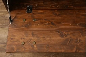 3段重ね桐箪笥を2つのローボードとチェストにリメイク!上段の引き戸は組子ガラスをはめ込み、引手を交換。木製脚を取り付け。中段はフラップダウン扉に変更。下段は木製脚を付けてチェストに。いずれも天板を取り付け、オーク系に着色仕上げ。