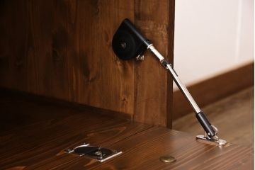 3段重ね桐箪笥を2つのローボードとチェストにリメイク!上段の引き戸は組子ガラスをはめ込み、引手を交換。木製脚を取り付け。中段はフラップダウン扉に変更。下段は木製脚を付けてチェストに。いずれも天板を取り付け、オーク系に着色仕上げ。