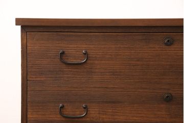 3段重ね桐箪笥を2つのローボードとチェストにリメイク!上段の引き戸は組子ガラスをはめ込み、引手を交換。木製脚を取り付け。中段はフラップダウン扉に変更。下段は木製脚を付けてチェストに。いずれも天板を取り付け、オーク系に着色仕上げ。