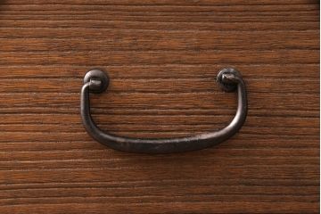 3段重ね桐箪笥を2つのローボードとチェストにリメイク!上段の引き戸は組子ガラスをはめ込み、引手を交換。木製脚を取り付け。中段はフラップダウン扉に変更。下段は木製脚を付けてチェストに。いずれも天板を取り付け、オーク系に着色仕上げ。