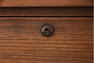 3段重ね桐箪笥を2つのローボードとチェストにリメイク!上段の引き戸は組子ガラスをはめ込み、引手を交換。木製脚を取り付け。中段はフラップダウン扉に変更。下段は木製脚を付けてチェストに。いずれも天板を取り付け、オーク系に着色仕上げ。