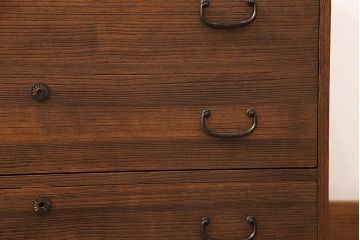 3段重ね桐箪笥を2つのローボードとチェストにリメイク!上段の引き戸は組子ガラスをはめ込み、引手を交換。木製脚を取り付け。中段はフラップダウン扉に変更。下段は木製脚を付けてチェストに。いずれも天板を取り付け、オーク系に着色仕上げ。