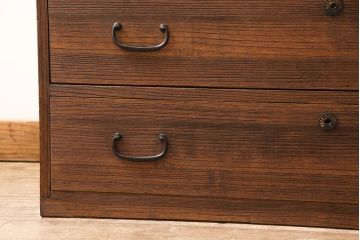 3段重ね桐箪笥を2つのローボードとチェストにリメイク!上段の引き戸は組子ガラスをはめ込み、引手を交換。木製脚を取り付け。中段はフラップダウン扉に変更。下段は木製脚を付けてチェストに。いずれも天板を取り付け、オーク系に着色仕上げ。