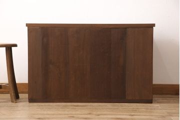 3段重ね桐箪笥を2つのローボードとチェストにリメイク!上段の引き戸は組子ガラスをはめ込み、引手を交換。木製脚を取り付け。中段はフラップダウン扉に変更。下段は木製脚を付けてチェストに。いずれも天板を取り付け、オーク系に着色仕上げ。