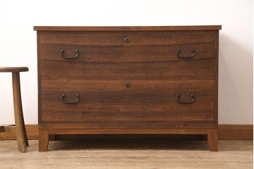 3段重ね桐箪笥を2つのローボードとチェストにリメイク!上段の引き戸は組子ガラスをはめ込み、引手を交換。木製脚を取り付け。中段はフラップダウン扉に変更。下段は木製脚を付けてチェストに。いずれも天板を取り付け、オーク系に着色仕上げ。