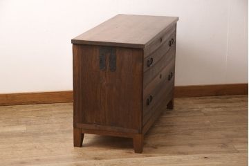 3段重ね桐箪笥を2つのローボードとチェストにリメイク!上段の引き戸は組子ガラスをはめ込み、引手を交換。木製脚を取り付け。中段はフラップダウン扉に変更。下段は木製脚を付けてチェストに。いずれも天板を取り付け、オーク系に着色仕上げ。