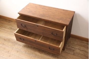 3段重ね桐箪笥を2つのローボードとチェストにリメイク!上段の引き戸は組子ガラスをはめ込み、引手を交換。木製脚を取り付け。中段はフラップダウン扉に変更。下段は木製脚を付けてチェストに。いずれも天板を取り付け、オーク系に着色仕上げ。