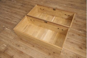 3段重ね桐箪笥を2つのローボードとチェストにリメイク!上段の引き戸は組子ガラスをはめ込み、引手を交換。木製脚を取り付け。中段はフラップダウン扉に変更。下段は木製脚を付けてチェストに。いずれも天板を取り付け、オーク系に着色仕上げ。
