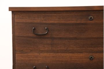 3段重ね桐箪笥を2つのローボードとチェストにリメイク!上段の引き戸は組子ガラスをはめ込み、引手を交換。木製脚を取り付け。中段はフラップダウン扉に変更。下段は木製脚を付けてチェストに。いずれも天板を取り付け、オーク系に着色仕上げ。