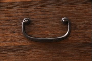 3段重ね桐箪笥を2つのローボードとチェストにリメイク!上段の引き戸は組子ガラスをはめ込み、引手を交換。木製脚を取り付け。中段はフラップダウン扉に変更。下段は木製脚を付けてチェストに。いずれも天板を取り付け、オーク系に着色仕上げ。