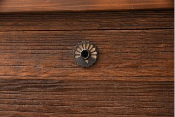 3段重ね桐箪笥を2つのローボードとチェストにリメイク!上段の引き戸は組子ガラスをはめ込み、引手を交換。木製脚を取り付け。中段はフラップダウン扉に変更。下段は木製脚を付けてチェストに。いずれも天板を取り付け、オーク系に着色仕上げ。