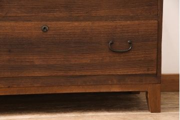 3段重ね桐箪笥を2つのローボードとチェストにリメイク!上段の引き戸は組子ガラスをはめ込み、引手を交換。木製脚を取り付け。中段はフラップダウン扉に変更。下段は木製脚を付けてチェストに。いずれも天板を取り付け、オーク系に着色仕上げ。