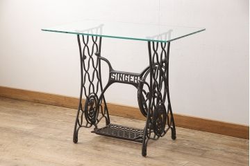 ミシン台をテーブルにリメイク!ミシン部分を取り外し、強化ガラスの天板を取り付け。