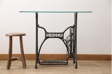 ミシン台をテーブルにリメイク!ミシン部分を取り外し、強化ガラスの天板を取り付け。