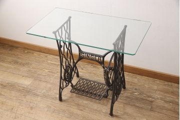 ミシン台をテーブルにリメイク!ミシン部分を取り外し、強化ガラスの天板を取り付け。