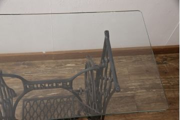ミシン台をテーブルにリメイク!ミシン部分を取り外し、強化ガラスの天板を取り付け。