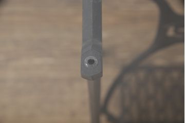 ミシン台をテーブルにリメイク!ミシン部分を取り外し、強化ガラスの天板を取り付け。