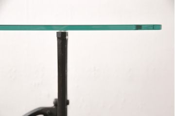 ミシン台をテーブルにリメイク!ミシン部分を取り外し、強化ガラスの天板を取り付け。