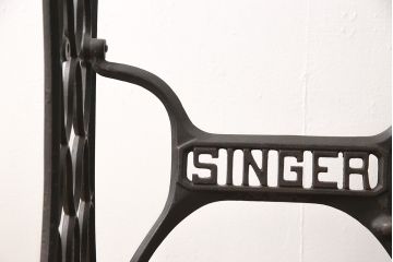 ミシン台をテーブルにリメイク!ミシン部分を取り外し、強化ガラスの天板を取り付け。