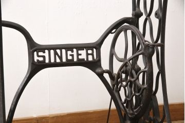 ミシン台をテーブルにリメイク!ミシン部分を取り外し、強化ガラスの天板を取り付け。