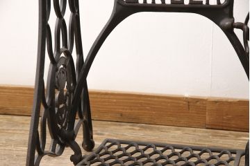 ミシン台をテーブルにリメイク!ミシン部分を取り外し、強化ガラスの天板を取り付け。