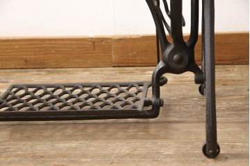 ミシン台をテーブルにリメイク!ミシン部分を取り外し、強化ガラスの天板を取り付け。