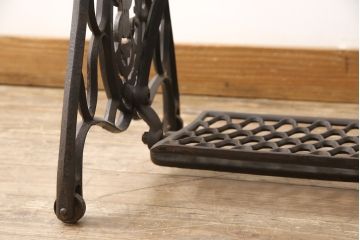 ミシン台をテーブルにリメイク!ミシン部分を取り外し、強化ガラスの天板を取り付け。