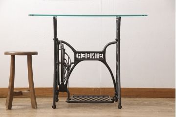 ミシン台をテーブルにリメイク!ミシン部分を取り外し、強化ガラスの天板を取り付け。
