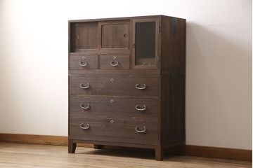 桐箪笥を脚付き箪笥にリメイク!開き戸にはモールガラスをはめ込み取っ手を追加。木製脚の取り付けと、鍵穴の欠損部分に新しい部品の取り付け。ご希望の色に着色仕上げ。