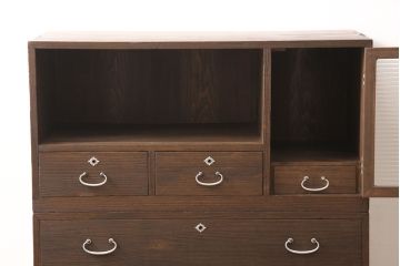 桐箪笥を脚付き箪笥にリメイク!開き戸にはモールガラスをはめ込み取っ手を追加。木製脚の取り付けと、鍵穴の欠損部分に新しい部品の取り付け。ご希望の色に着色仕上げ。
