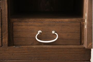 桐箪笥を脚付き箪笥にリメイク!開き戸にはモールガラスをはめ込み取っ手を追加。木製脚の取り付けと、鍵穴の欠損部分に新しい部品の取り付け。ご希望の色に着色仕上げ。