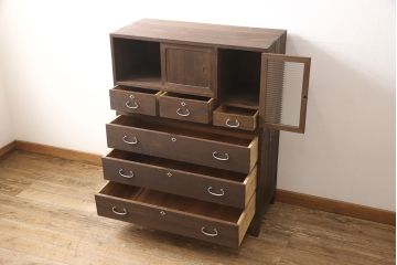 桐箪笥を脚付き箪笥にリメイク!開き戸にはモールガラスをはめ込み取っ手を追加。木製脚の取り付けと、鍵穴の欠損部分に新しい部品の取り付け。ご希望の色に着色仕上げ。