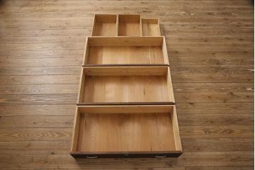 桐箪笥を脚付き箪笥にリメイク!開き戸にはモールガラスをはめ込み取っ手を追加。木製脚の取り付けと、鍵穴の欠損部分に新しい部品の取り付け。ご希望の色に着色仕上げ。