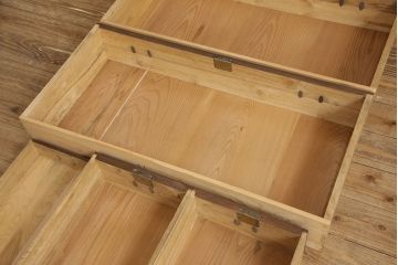 桐箪笥を脚付き箪笥にリメイク!開き戸にはモールガラスをはめ込み取っ手を追加。木製脚の取り付けと、鍵穴の欠損部分に新しい部品の取り付け。ご希望の色に着色仕上げ。