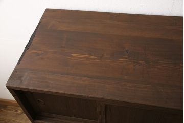 桐箪笥を脚付き箪笥にリメイク!開き戸にはモールガラスをはめ込み取っ手を追加。木製脚の取り付けと、鍵穴の欠損部分に新しい部品の取り付け。ご希望の色に着色仕上げ。
