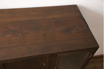 桐箪笥を脚付き箪笥にリメイク!開き戸にはモールガラスをはめ込み取っ手を追加。木製脚の取り付けと、鍵穴の欠損部分に新しい部品の取り付け。ご希望の色に着色仕上げ。