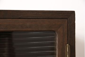 桐箪笥を脚付き箪笥にリメイク!開き戸にはモールガラスをはめ込み取っ手を追加。木製脚の取り付けと、鍵穴の欠損部分に新しい部品の取り付け。ご希望の色に着色仕上げ。