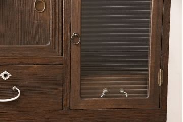 桐箪笥を脚付き箪笥にリメイク!開き戸にはモールガラスをはめ込み取っ手を追加。木製脚の取り付けと、鍵穴の欠損部分に新しい部品の取り付け。ご希望の色に着色仕上げ。