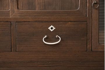 桐箪笥を脚付き箪笥にリメイク!開き戸にはモールガラスをはめ込み取っ手を追加。木製脚の取り付けと、鍵穴の欠損部分に新しい部品の取り付け。ご希望の色に着色仕上げ。