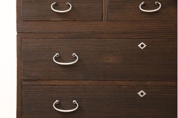 桐箪笥を脚付き箪笥にリメイク!開き戸にはモールガラスをはめ込み取っ手を追加。木製脚の取り付けと、鍵穴の欠損部分に新しい部品の取り付け。ご希望の色に着色仕上げ。