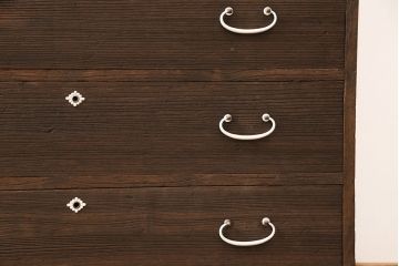 桐箪笥を脚付き箪笥にリメイク!開き戸にはモールガラスをはめ込み取っ手を追加。木製脚の取り付けと、鍵穴の欠損部分に新しい部品の取り付け。ご希望の色に着色仕上げ。