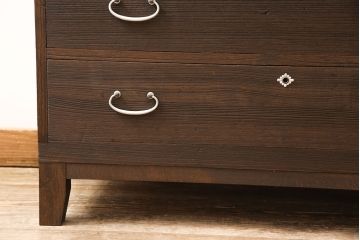 桐箪笥を脚付き箪笥にリメイク!開き戸にはモールガラスをはめ込み取っ手を追加。木製脚の取り付けと、鍵穴の欠損部分に新しい部品の取り付け。ご希望の色に着色仕上げ。