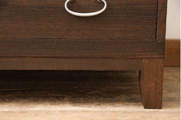 桐箪笥を脚付き箪笥にリメイク!開き戸にはモールガラスをはめ込み取っ手を追加。木製脚の取り付けと、鍵穴の欠損部分に新しい部品の取り付け。ご希望の色に着色仕上げ。